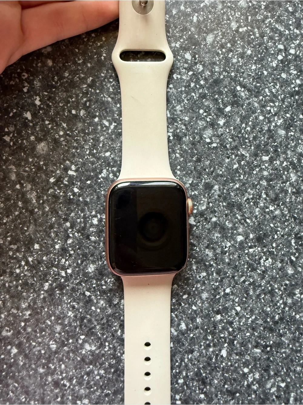 Apple Watch SE (1st Generation) with GPS + Cellular, featuring a 44mm Gold Alum